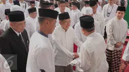  Wakil Presiden Republik Indonesia Jusuf Kalla saat tiba di Masjid Istiqlal, Jakarta, Minggu (1/11/2015). Jusuf Kalla bersama masyarakat dan menteri akan mengikuti Shalat Istisqo atau shalat minta hujan. (Liputan6.com/Angga Yuniar)