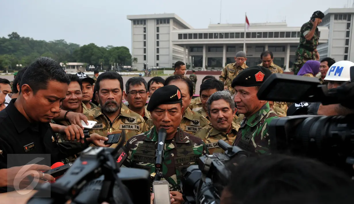 Jenderal Moeldoko memberikan keterangan pers usai acara pembaretan kepada Pimpinan Redaksi, Jakarta, Selasa (16/6/2015). Pembaretan ini sebagai bentuk penghargaan kepada media yang mempunyai peran penting dalam kehidupan sosial. (Liputan6.com/JohanTallo)