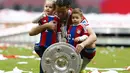 Bersama kedua anaknya, pemain belakang Bayern Munich, Daniel Van Buyten merayakan gelar juara Bundesliga 2013-2014 di Stadion Allianz Arena, Munich, (10/5/2014). (REUTERS/Michael Dalder)