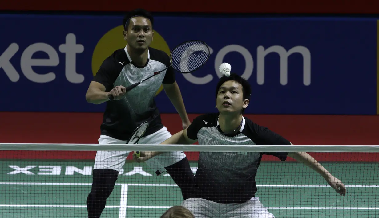 Ganda putra Indonesia, Mohammad Ahsan/Hendra Setiawan saat melawan ganda Jerman, Mark Lamsfuss/Marvin Seidel, pada Blibli Indonesia Open 2019 di Istora Senayan, Jakarta, Rabu (17/7). Ahsan/Hendra menang 21-16, 21-17. (Bola.com/Yoppy Renato)