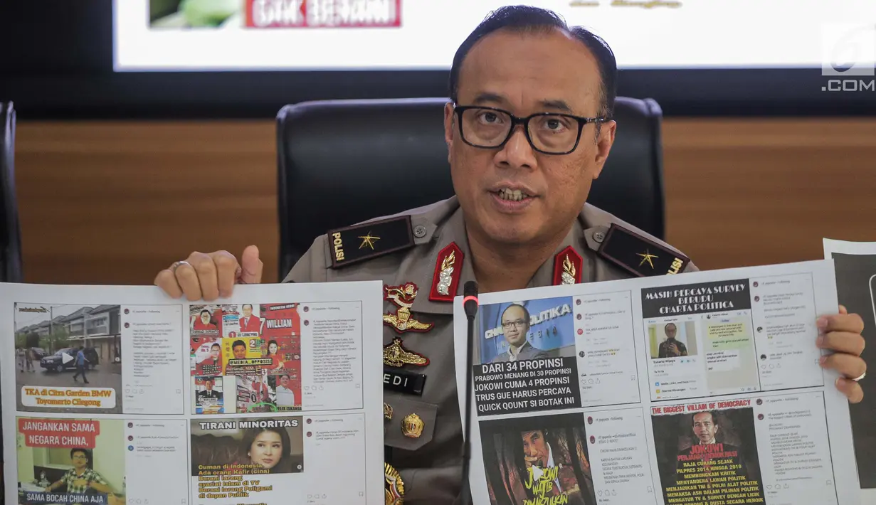 Karopenmas Divisi Humas Polri Brigjen Pol Dedi Prasetyo menunjukkan barang bukti kasus pemberitaan hoax di Jakarta, Senin (1/7/2019). Dalam pengungkapan kasus tersebut kepolisian menangkap pelaku penyebar berita hoax dengan akun media sosial bernama /rif_oposite. (Liputan6.com/Faizal Fanani)