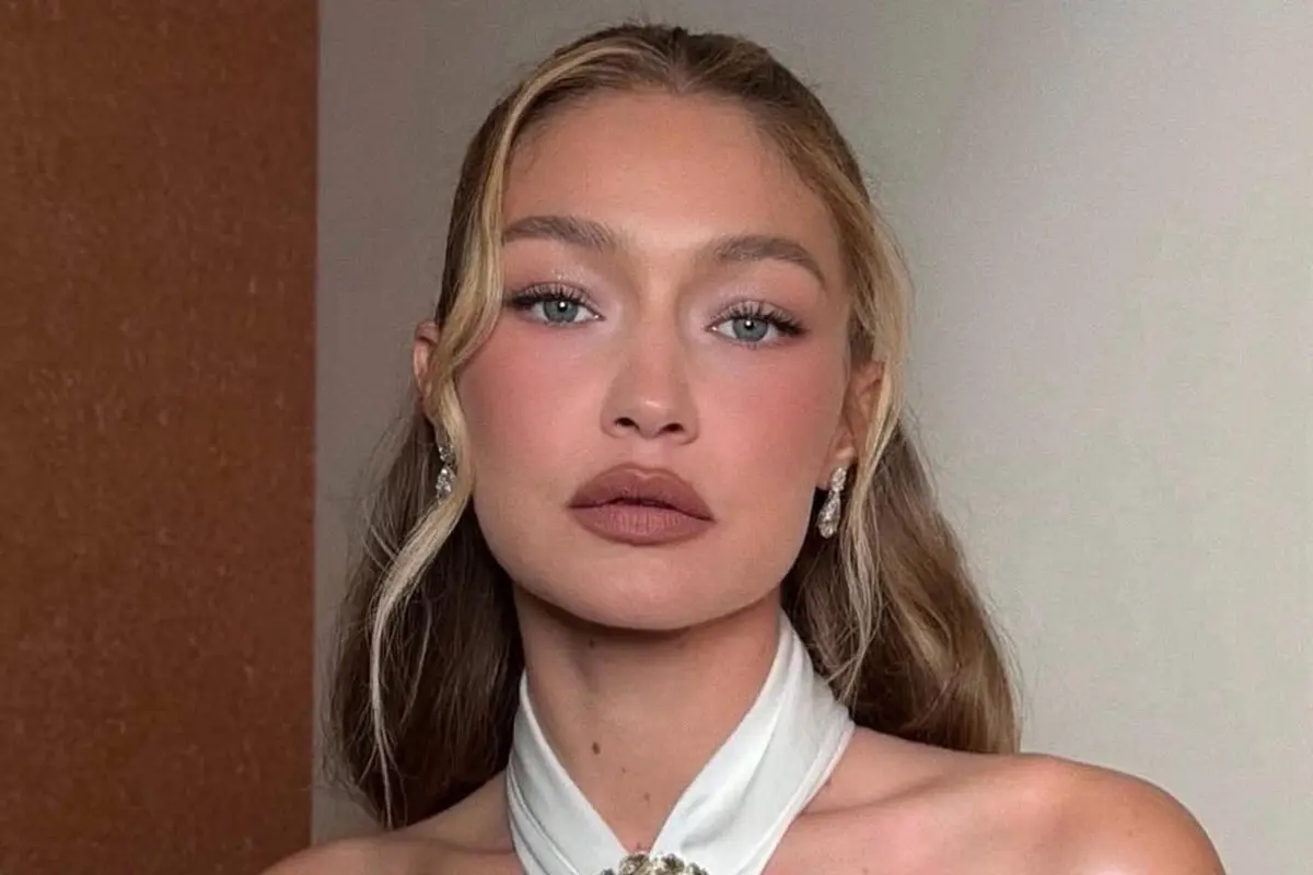 Tren Blurred Lips Ala Gigi Hadid yang Bikin Tampilan Bibir Lebih Soft dan Effortless