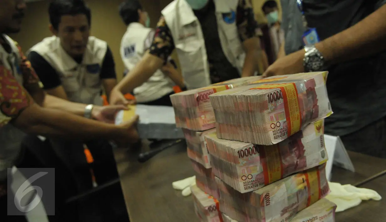 Sejumlah uang hasil sitaan tindak pidana pencucian uang (TPPU) kejahatan narkotika senilai 17 milyar ditampilkan saat rilis di di kantor BNN, Jakarta, Jumat (28/4). (Liputan6.com/Helmi Afandi)