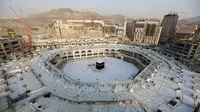 Suasana Masjidil Haram di Mekah, Arab Saudi, Kamis (5/3/2020). Penutupan area Masjidil Haram ini dilakukan setelah pemerintah Arab Saudi menyetop sementara ibadah umrah menanggapi wabah virus corona (COVID-19). (ABDEL GHANI BASHIR/AFP)