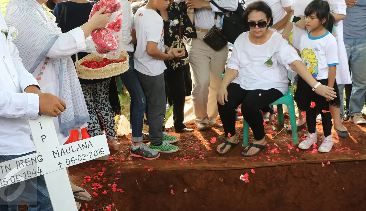 Istri Ireng Maulana, Maria saat akan menaburkan bunga di TPU Kampung Kandang, Jakarta, Senin (7/3/2016). Ireng Maulana meninggal dunia pada usai 72 tahun.(Liputan6.com/Herman Zakharia)