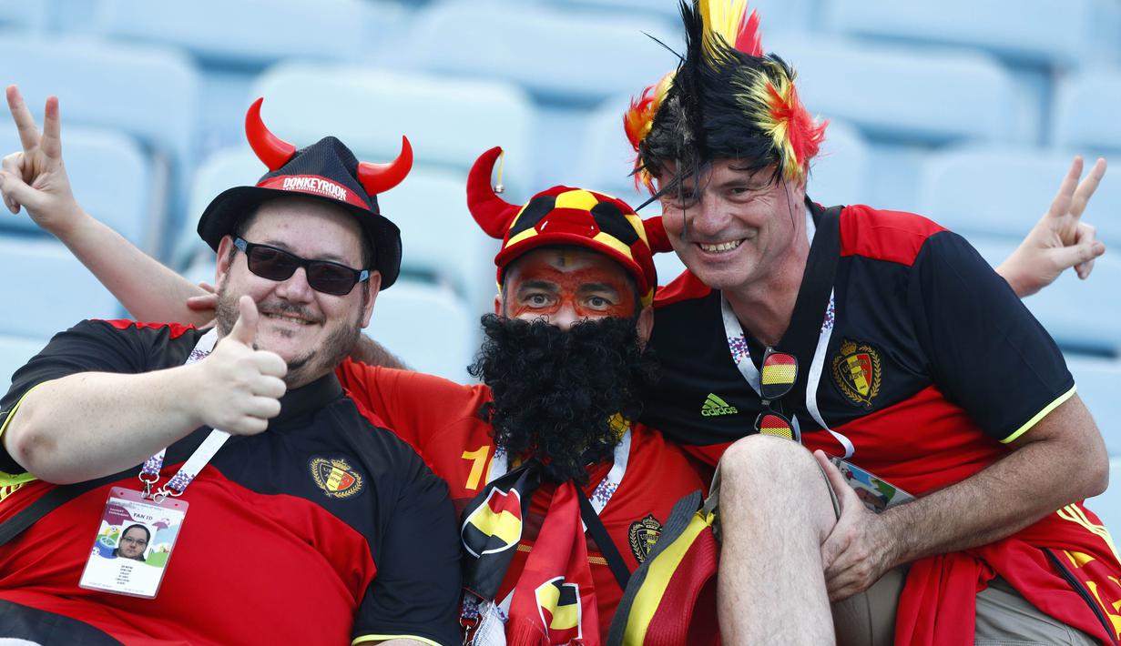 Para suporter Belgia berpose saat pertandingan melawan Panama pada laga Piala Dunia 2018 di Stadion Fisht, Senin (18/6/2018). Belgia menang 3-0 atas Panama. (AP/Matthias Schrader)