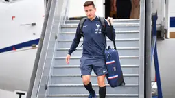 Pemain Prancis, Florian Thauvin mengangkat kopernya saat tiba di Sheremetyevo international airport, Moskow, Rusia, (10/6/2018). Pada laga perdana Prancis akan melawan Australia. (AFP/Yuri Kadobnov)