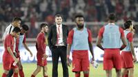 Pelatih Timnas Indonesia, Simon McMenemy, tampak lesu usai ditaklukkan Malaysia pada laga kualifikasi Piala Dunia 2022 di SUGBK, Jakarta, Kamis (5/9). Indonesia takluk 2-3 dari Malaysia. (Bola.com/M Iqbal Ichsan)