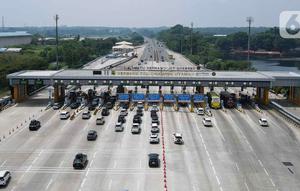 Foto udara memperlihatkan situasi dan kondisi arus lalu lintas di sekitar Gerbang Tol Cikampek Utama menuju arah Tol Cipali di Karawang, Jawa Barat, Senin (8/4/2024). (Liputan6.com/Herman Zakharia)