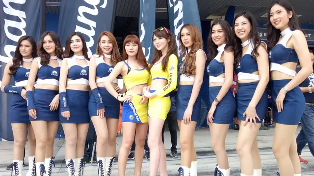 Umbrella Girls memeriahkan Asia Road Racing Championship (ARRC) 2018 di Buriram International Circuit, Thailand (Liputan6.com / Jonathan Pandapotan)