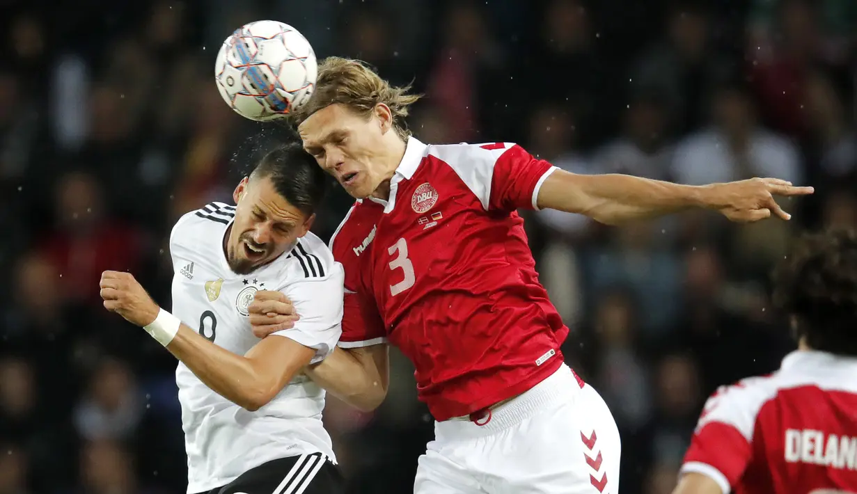Duel pemain Denmark, Jannik Vestergaard (kanan) dan pemain Jerman, Sandro Wagner pada laga persahabatan di Brondby Stadion, Kopenhagen, Denmark, (6/6/2017). (Jens Dresling/Ritzau Foto via AP)