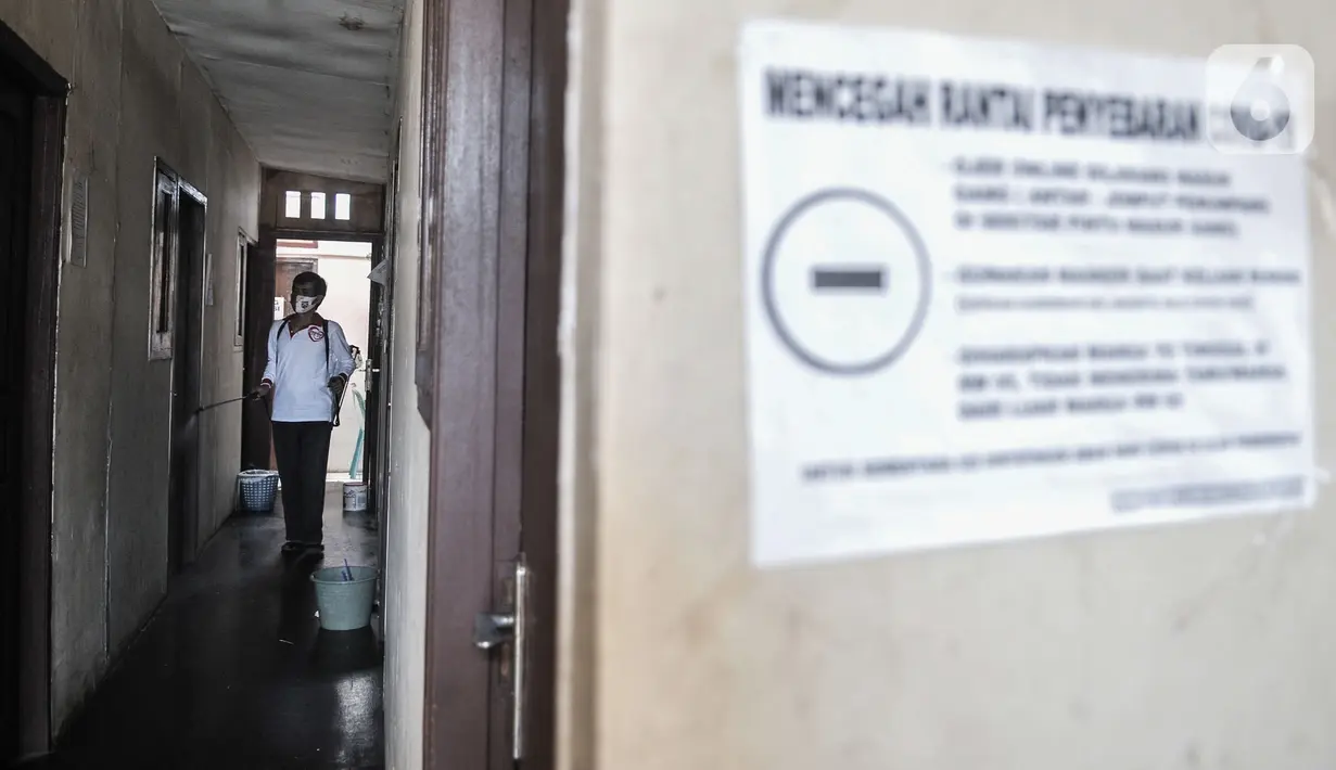 Anggota Lembaga Keswadayaan Masyarakat (LKM) mendisinfeksi kamar isolasi COVID-19 di RW 05 Kelurahan Kuningan Barat, Jakarta, Kamis (27/8/2020). Dengan adanya ruang isolasi tersebut diharapkan dapat mencegah penularan  COVID-19. (merdeka.com/Iqbal S. Nugroho)
