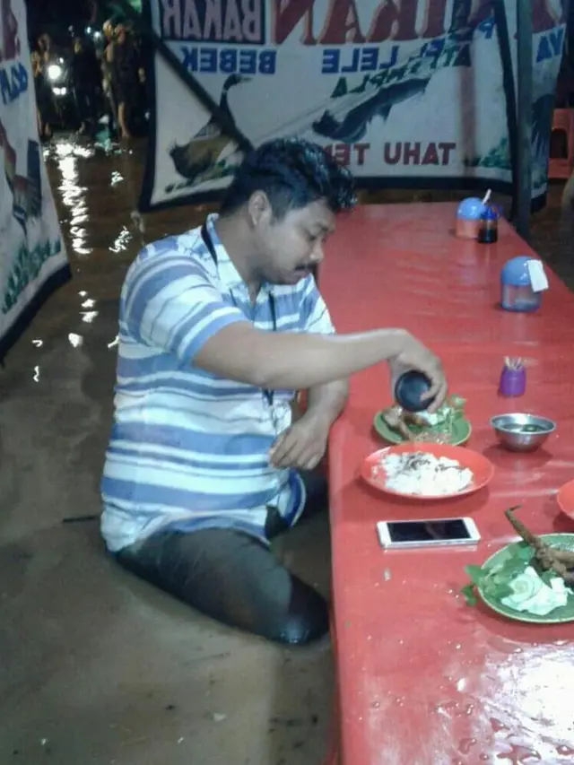 6 Cara Makan Bapak-Bapak Ini Enggak Habis Pikir, Ada-Ada Saja