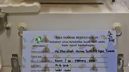 Tanda pengenal terpasang pada inkubator bayi yang baru lahir di RS Ibu dan Anak Tambak, Jakarta, Kamis (20/2/2020). Bayi laki-laki yang belum diberi nama dari pasangan Khaidah Nurmayanti dan Agus Suseno itu lahir pada tanggal 20 bulan 02 tahun 2020 atau 20-02-2020. (Liputan6.com/Herman Zakharia)