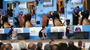 Sejumlah peserta berusaha memotong bulu domba dalam kategori mesin dalam acara World Sheep Shearing and Woolhandling Championships di Le Dorat, Prancis (5/7/2019). Kompetisi ini berlangsung untuk pertama kalinya di Prancis dan berlangsung dari 4-7 Juli 2019. (AFP Photo/Mehdi Fedouach)