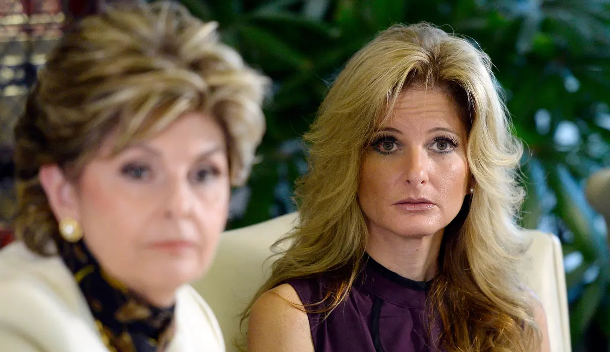 Ekspresi Summer Zervos saat mengelar jumpa pers di Los Angeles, California (14/10). Summer Zervos mengatakan pada saat bertemu Donald Trump capres AS dari Partai Republik ini langsung mencium bibirnya. (REUTERS/Kevork Djansezian)