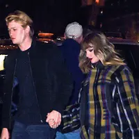 Taylor Swift dan Joe Alwyn sepertinya sudah tak lagi malu-malu untuk go public mengenai hubungan mereka. (SplashNews/DailyMail)