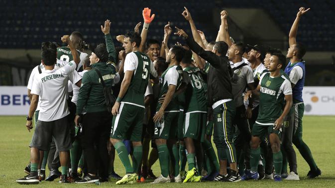 Para pemain Persebaya Surabaya merayakan kemenangan atas Perseru Serui pada laga Piala Presiden 2019 di Stadion Si Jalak Harupat, Bandung, Sabtu (2/3). Persebaya menang 3-2 atas Perseru. (Bola.com/Yoppy Renato)