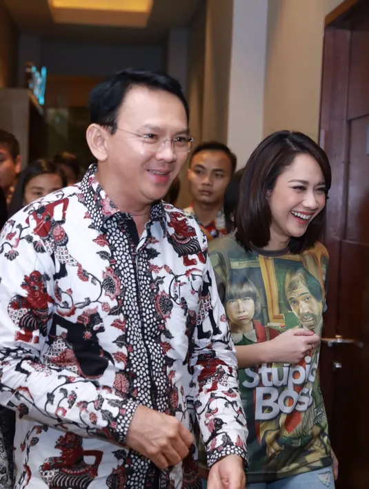 "Beliau kan pejabat publik, mau nonton malah bayar sendiri. Itu kan jadi contoh pemimpin yang baik buat bawahan atau staf lainnya," kata Reza Rahadian di XXI Epicentrum, Kuningan, Jakarta, Kamis (19/5/2016). (Galih W. Satria/Bintang.com)