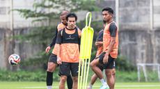 Rizky Ridho (kanan) dan Ryo Matsumura (tengah) tampak serius dalam sesi latihan Persija Jakarta yang diadakan di Persija Training Ground, Depok, pada Senin (2/2/2026) sore WIB sebagai persiapan untuk melawan Arema FC. (Bola.com/Nur Iman Ali)