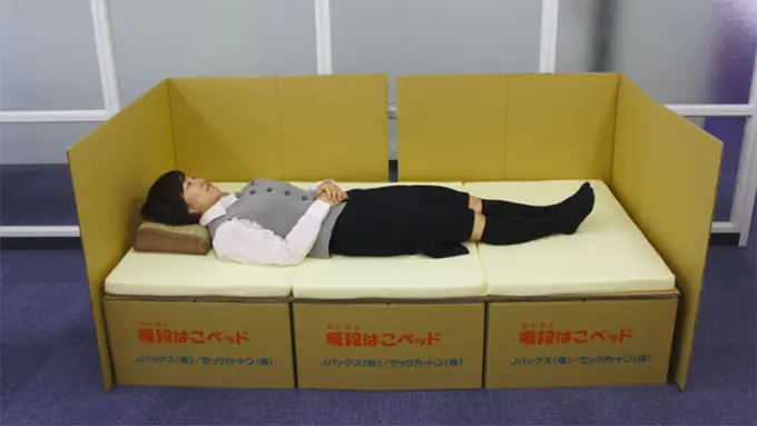 6 Langkah Bikin Tempat Tidur dari Kardus, Cocok Buat Anak Kost!