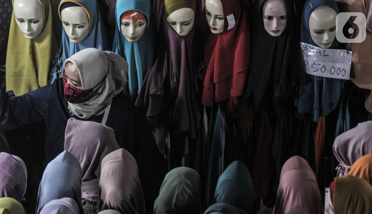 Pengunjung memlih jilbab saat mengunjungi Blok A Pasar Tanah Abang, Jakarta, Minggu (2/5/2021). Berbeda pada tahun lalu, kali ini pengunjung Pasar Tanah Abang membeludak drastis jelang Hari Raya Idul Fitri meski masih berada di tengah pandemi Covid-19. (merdeka.com/Iqbal S Nugroho)