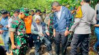 Penjabat Gubernur Jawa Barat Bey Machmudin saat meninjau lokasi banjir imbas banjir bandang di Sukabumi. (Ist)