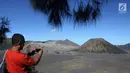 <p>Seorang wisatawan mengambil gambar Gunung Bromo, Probolinggo, Jawa Timur, Minggu (8/7). Kementerian Pariwisata menargetkan kunjungan 20 juta wisatawan mancanegara dan 375 juta pergerakan wisatawan Nusantara pada 2020. (Liputan6.com/Arya Manggala)</p>