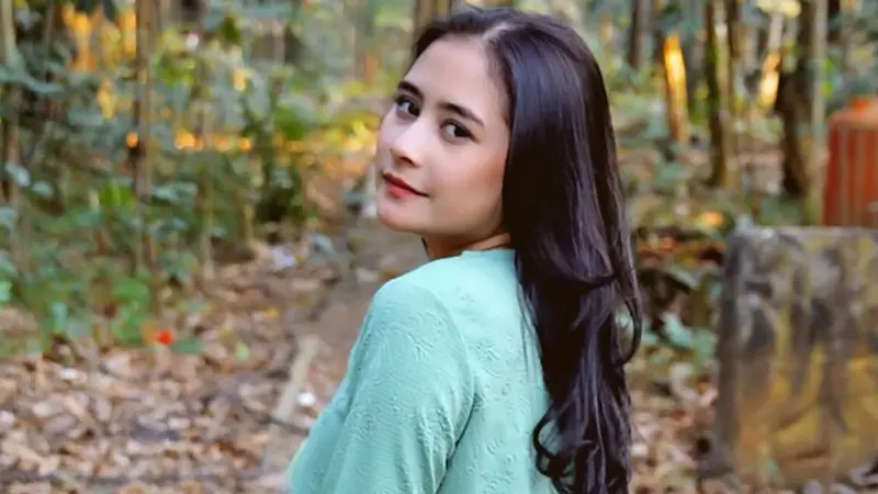 Prilly Latuconsina 