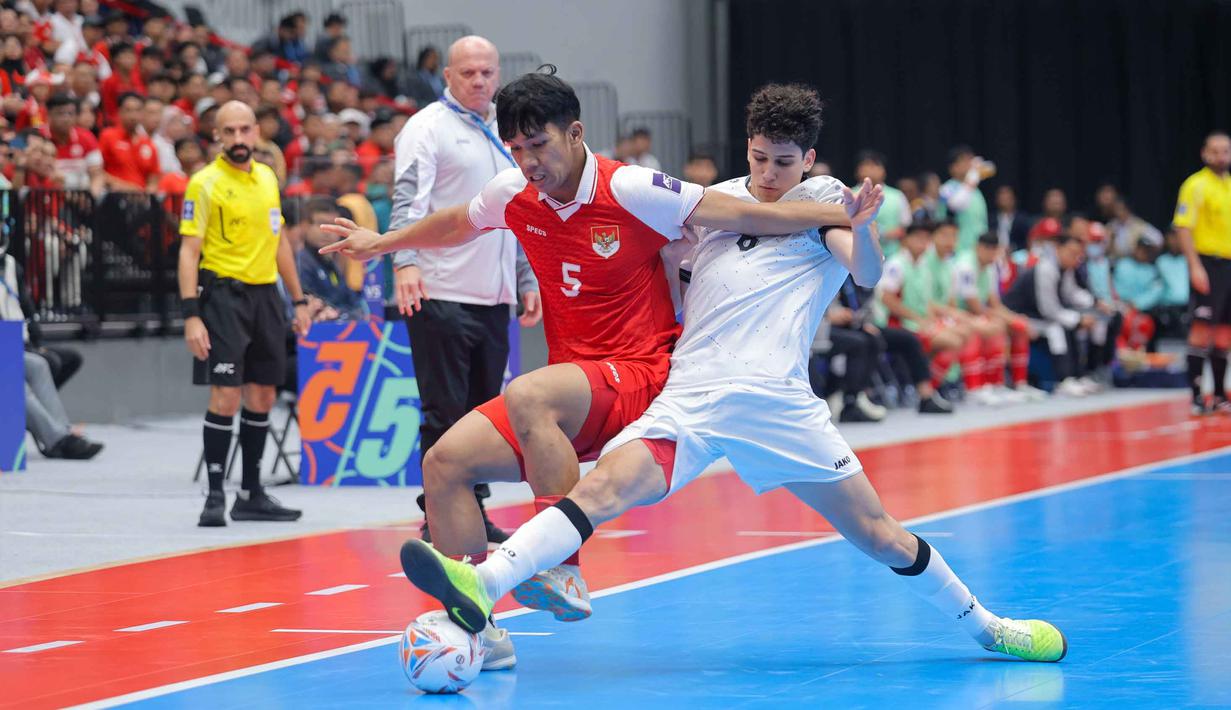Kedua tim sama-sama tampil agresif dan memeragakan pressing ketat. Tampak dalam foto, pemain Timnas Futsal Indonesia, Israr Megantara (kiri) saat bertanding melawan Irak pada laga penyisihan Grup A Piala Asia Futsal 2026 di Indonesia Arena, Kompleks Gelora Bung Karno, Senayan, Jakarta, Sabtu (31/1/2026). (Bola.com/Bagaskara Lazuardi)