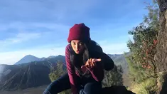 Nona Berlian Laboni kini semakin terlihat cantik di usianya ke 20 tahun. Pemeran Ronaldowati ini juga senang liburan untuk melepas penat. Salah satu tempat wisata yang pernah dikunjungi Nona Berlian adalah menyaksikan keindahan Gunung Bromo. (Liputan6.com/IG/@nonaberlian14)