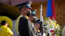 Anggota penjaga kehormatan berdiri tegak saat upacara peringatan 37 tahun kudeta hampir tak berdarah yang dikenal sebagai revolusi "People Power" untuk menggulingkan mendiang diktator Filipina Ferdinand Marcos dari kekuasaan 20 tahun di Monumen Kekuatan Rakyat, Kota Quezon, Filipina, Sabtu (25/2/2023). Ini adalah tahun pertama menandai peristiwa tersebut di bawah pemerintahan Marcos Jr. (AP Photo/Aaron Favila)