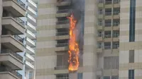 Kobaran api terlihat dari jendela dan mengarah ke puncak Menara Sulafa di distrik kelas atas Marina. (Reuters)