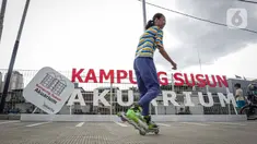 Warga bermain sepatu roda di Kampung Susun Akuarium, Penjaringan, Jakarta, Sabtu (11/10/2021). Pemprov DKI Jakarta telah meresmikan Tahap 1 pembangunan Kampung Susun Akuarium, berupa 2 blok bangunan 5 lantai yang terdiri 107 unit hunian yang sudah bisa dihuni warga. (Liputan6.com/Faizal Fanani)