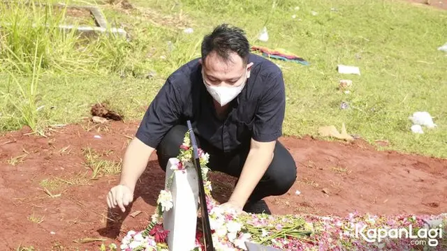 Penuh Haru, Ini 7 Potret Vicky Prasetyo Ziarah Ke Makam Ibu Kalina Ocktaranny
