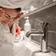 Kulit yang sehat dan glowing bukan hanya soal skincare mahal, tetapi juga bagaimana kamu merawatnya dari langkah paling dasar yaitu mencuci muka. (foto/dok: freepik/pvproductions)