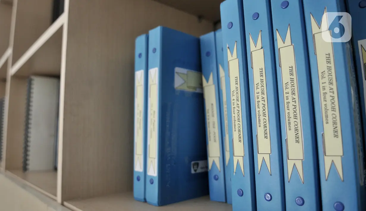 Deretan buku braille tertata di rak Perpustakaan Yayasan Mitra Netra, Jakarta, Selasa (3/12/2019). Perpustakaan Mitra Netra menyajikan buku-buku khusus penyandang tunanetra, seperti buku braille, buku audio digital, dan buku elektronik. (merdeka.com/Iqbal S Nugroho)
