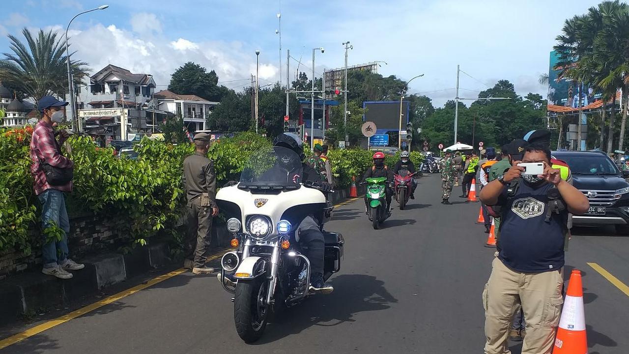 Konvoi moge yang dikawal polisi terobos pemeriksaan antigen di Puncak, Bogor, Jawa Barat. (Liputan6.com/Achmad Sudarno)