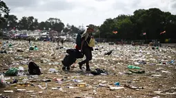 Penyelenggaraan Glastonbury yang merupakan festival musik terbesar di dunia itu menyisakan sampah yang berserakan di seluruh arena. (AFP/Oli Scarff)