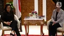 Ketua DPR Puan Maharani (kanan) berbincang dengan Menteri Keuangan Sri Mulyani saat membahas omnibus law di Kompleks Parlemen, Senayan, Jakarta, Kamis (30/1/2020). Pertemuan untuk menyamakan persepsi soal omnibus law yang nantinya akan diserahkan pemerintah ke DPR. (Liputan6.com/Johan Tallo)