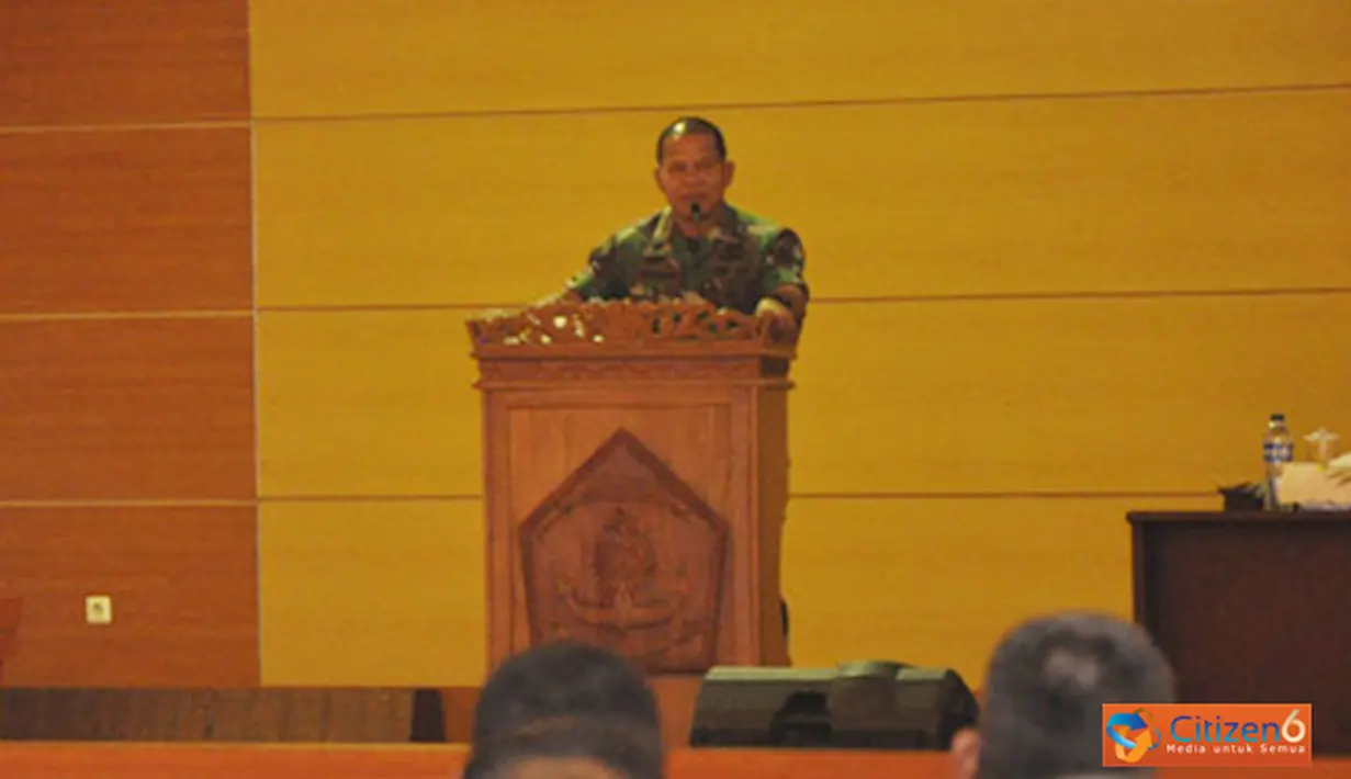 Citizen6, Surabaya: Wadan Kobangdikal Brigjen TNI (Mar) Sturman Panjaitan saat memberikan pengarahan 431 perwira Kobangdikal di gedung Moeljadi Kesatrian Bumimoro Kobangdikal, Rabu, (3/10). (Pengirim: Penkobangdikal).