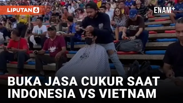 Kocak! Tukang Potong Rambut Layani Pelanggan Saat Pertandingan Timnas Indonesia VS Vietnam