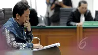 Mantan Kepala Dinas Perhubungan DKI, Udar Pristono saat menjalani sidang pembacaan dakwaan di Pengadilan Tipikor, Jakarta, Senin (13/4/2015). Udar ditetapkan sebagai tersangka korupsi pengadaan bus Transjakarta. (Liputan6.com/Andrian M Tunay)