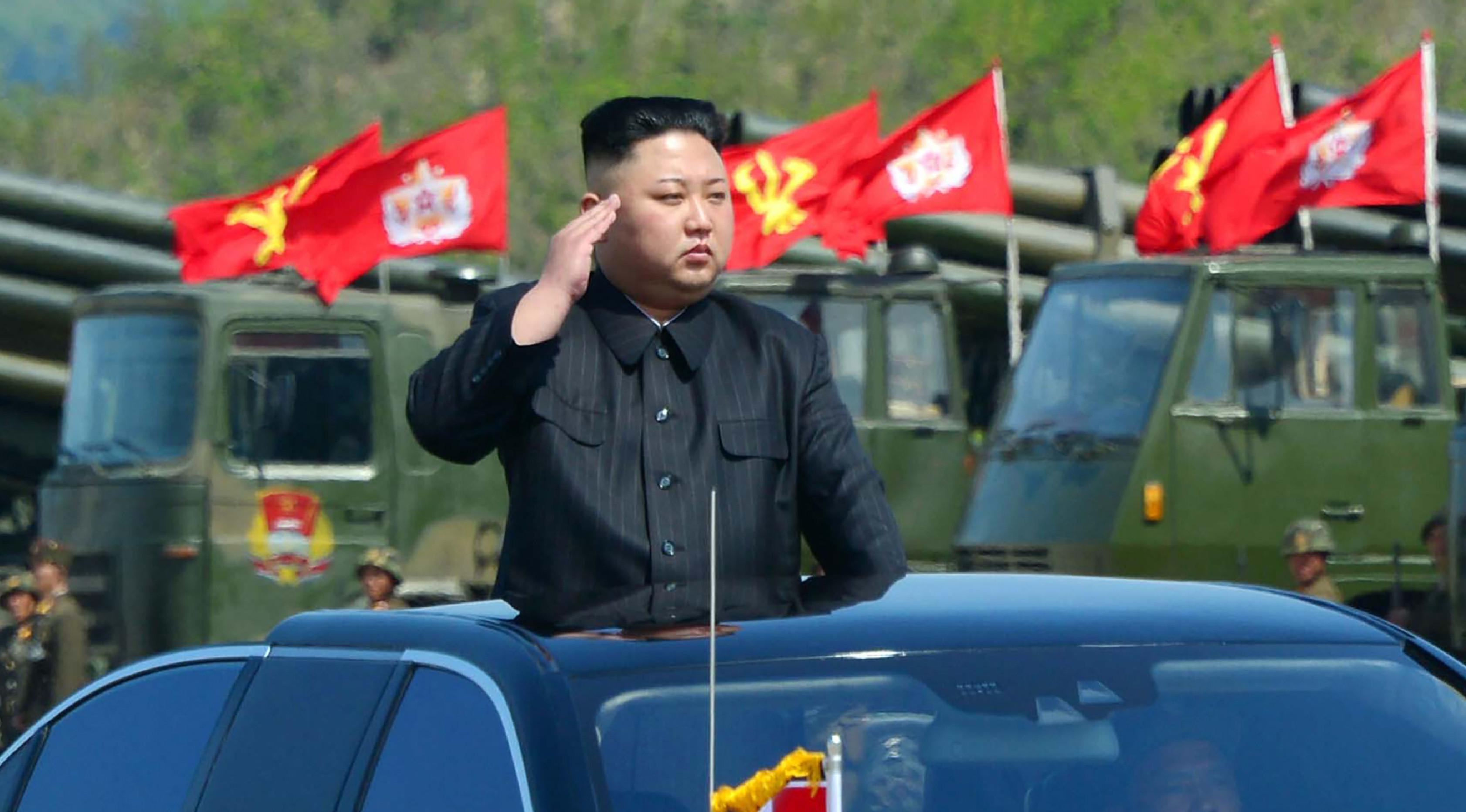 Pemimpin Korea Utara, Kim Jong-un saat memantau pasukan jelang upacara untuk peringatan 85 tahun pembentukan Tentara Rakyat Korea (KPA) di Korea Utara (26/4). (AFP FOTO / KCNA / STR)
