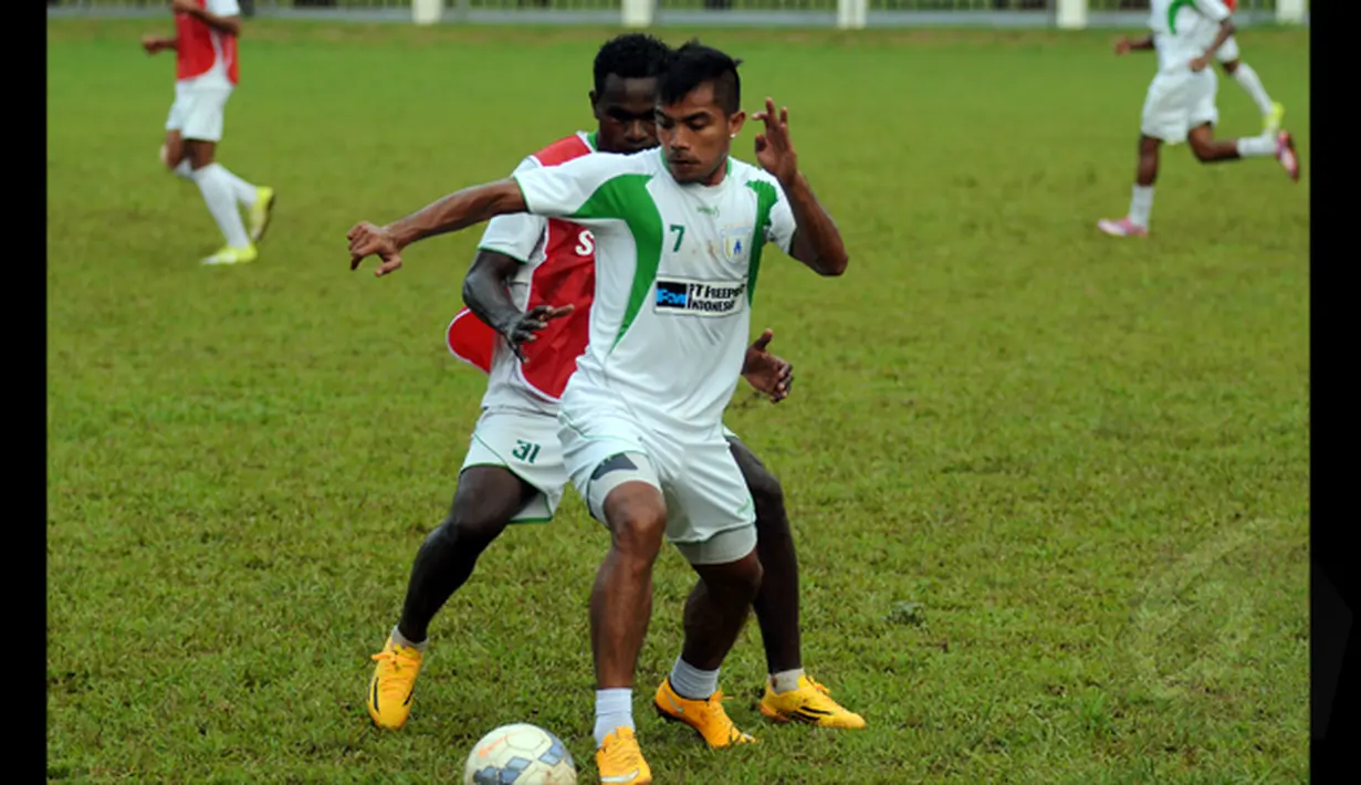 Pemain anyar Persipura Jayapura, Zulham Manik Zamrun (depan) berusaha mengecoh rekan setimnya saat berlatih di Lapangan C Senayan, Jakarta, Senin (16/2/2015). (Liputan6.com/Helmi Fithriansyah)