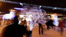 Seorang pedagang menjajakan balon kepada pengunjung di alun-alun yang didekorasi menyambut perayaan Natal 2018 dan Tahun Baru 2019 di Minsk, Belarus, Selasa (18/12). (AP Photo/Sergei Grits)