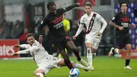 Pemain AC Milan Rafael Leao (kanan) berebut bola dengan pemain Torino Karol Linetty pada pertandingan Liga Italia Serie A di Stadion San Siro, Milan, Italia, 26 Oktober 2021. AC Milan menang 1-0. (AP Photo/Luca Bruno)