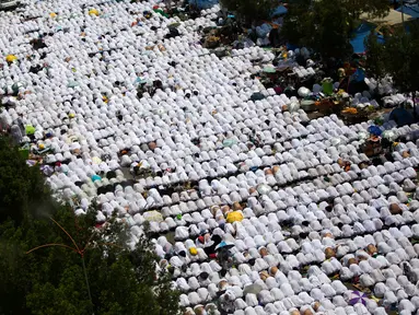 Ribuan jemaah haji melakukan sujud saat salat zuhur di luar masjid Namirah di Kota Arafah, Arab Saudi (31/8). Menurut hikayat setempat, masjid ini merupakan salah satu saksi pertama kali Rasulullah melaksanakan ibadah haji. (AP Photo / Khalil Hamra)