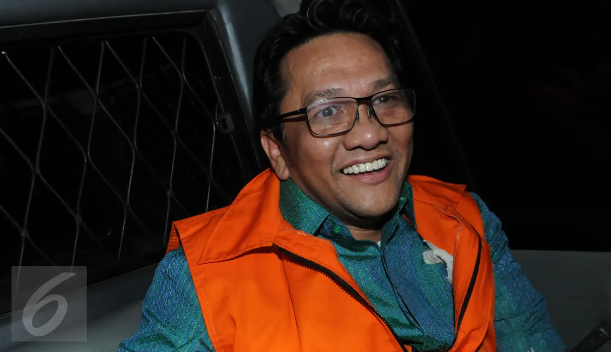 Usai diperiksa KPK, Ricky Tampinongkol hanya menebar senyum kepada wartawan, Jakarta, Rabu (2/12/2015). Ricky Tampinongkol adalah satu dari 8 orang yang tertangkap OTT oleh penyidik KPK di kawasan Serpong. (Liputan6.com/Helmi Afandi)