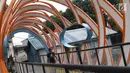 Warga melintasi Jembatan Ketupat di Jalan Gajah Mada, Petojo, Jakarta, Kamis (8/8/2019). Jembatan Ketupat memiliki bentang 12,5 meter dan lebar 2,5 meter dengan waktu pengerjaan selama 45 hari. (Liputan6.com/Helmi Fithriansyah)